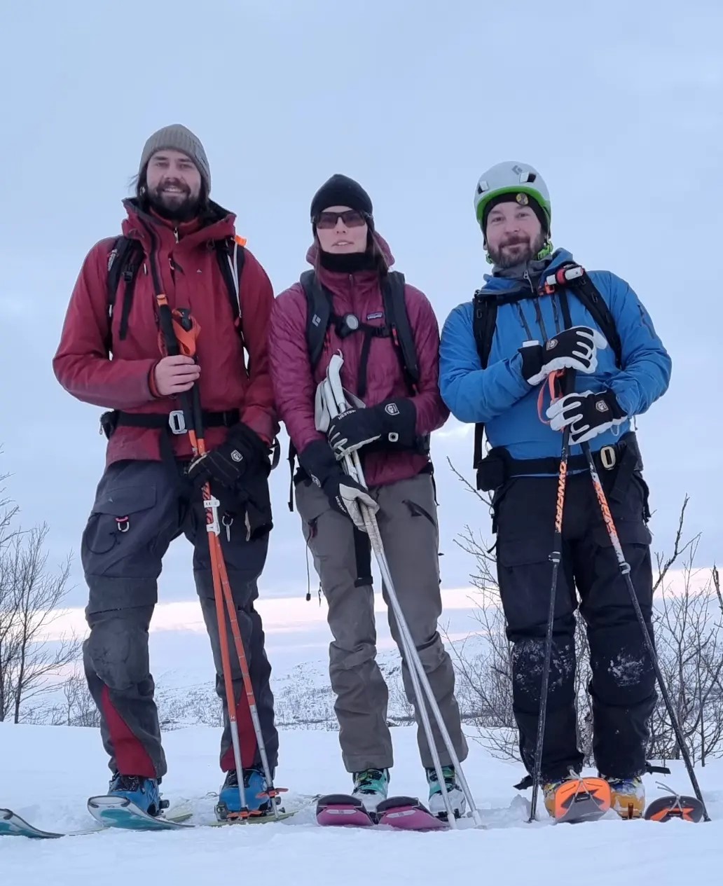 Stefan Hedlund, Moa Almquist och Erik Bostr&ouml;m poserar framf&ouml;r kameran i skidutrusnitn och sn&ouml;kl&auml;dda fj&auml;ll i bakgrunden.